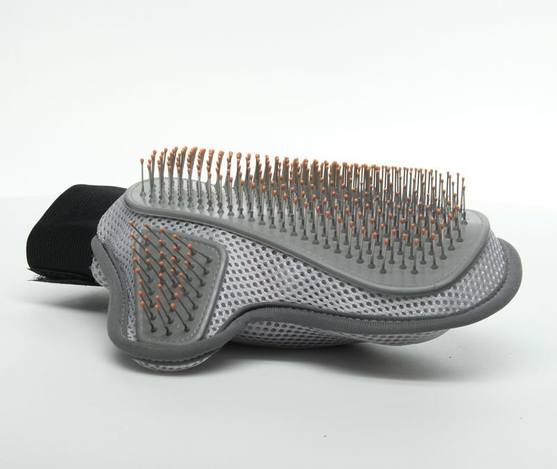Silicone True Touch Deshedding Glove For Gentle And Efficient Pet Grooming